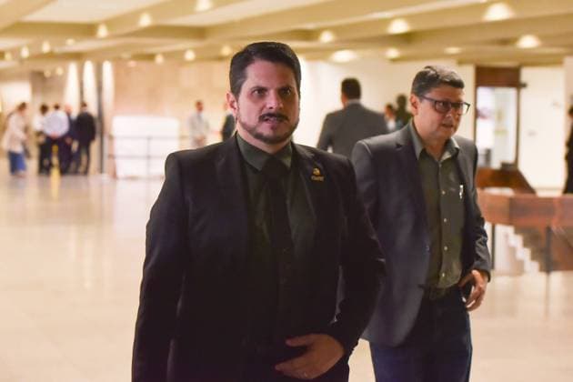 BRASÍLIA, DF - 06.12.2022: CCJ PAUTA PEC DA TRANSIÇÃO NO SENADO - Photo, Senador Marcos do Val arriving at the CCJ. This Tuesday (6) the President of the CCJ Senator Davi Alcolumbre and the Rapporteur Senator Alexandre Silveira hold a session to read the PEC report on the transition 31 2022 to exceed the 2023 budget ceiling. x2306906x  TonxMolina