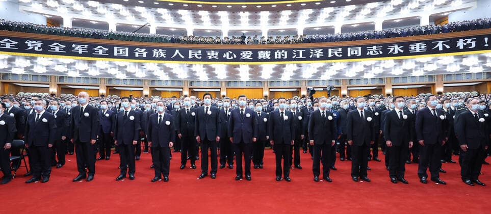 Bilder des Jahres 2022, News 12 Dezember News Themen der Woche KW49 News Bilder des Tages (221206) -- BEIJING, Dec. 6, 2022 -- A memorial meeting for Jiang Zemin, who passed away on Nov. 30 at the age of 96, is held in the Great Hall of the People in Beijing, capital of China, Dec. 6, 2022. The meeting was held by the Communist Party of China (CPC) Central Committee, the Standing Committee of the National People s Congress (NPC), the State Council, the National Committee of the Chinese People s Political Consultative Conference (CPPCC), and the Central Military Commission (CMC). Xi Jinping, Li Keqiang, Li Zhanshu, Wang Yang, Li Qiang, Zhao Leji, Wang Huning, Han Zheng, Cai Qi, Ding Xuexiang, Li Xi, and Wang Qishan were present. ) CHINA-BEIJING-JIANG ZEMIN-MEMORIAL MEETING (CN) JuxPeng 