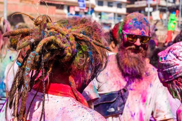 Western tourists amongst thousands of young people, smeared and playing with color, are celebrating the Holi Festival Kathmandu Kathmandu Nepal Reise FB_2017_2513