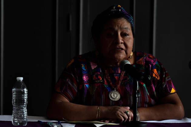 Mexiko, Ehrung für Menschenrechtsaktivistin Rigoberta Menchu Tum in Toluca December 06 in Toluca, Mexico : Rigoberta MenchoÂº Tum, activist and Nobel Peace Prize Laureate, received the Merit for Lifetime Achievement medal during the Women Human Rights Defenders 2022 award, organized by the Human Rights Commission of the State of Mexico. on December 06 in Toluca, Mo xico. TOLUCA Mexico - ZUMAe321 20221207_zia_e321_006 Copyright: xArturoxHernandezx