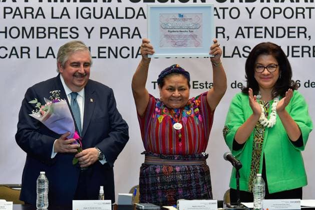 Mexiko, Ehrung für Menschenrechtsaktivistin Rigoberta Menchu Tum in Toluca December 06 in Toluca, Mexico : Rigoberta MenchoÂº Tum (C) , activist and Nobel Peace Prize Laureate, received the Merit for Lifetime Achievement medal during the Women Human Rights Defenders 2022 award, organized by the Human Rights Commission of the State of Mexico. on December 06 in Toluca, Mo xico. TOLUCA Mexico - ZUMAe321 20221207_zia_e321_001 Copyright: xArturoxHernandezx