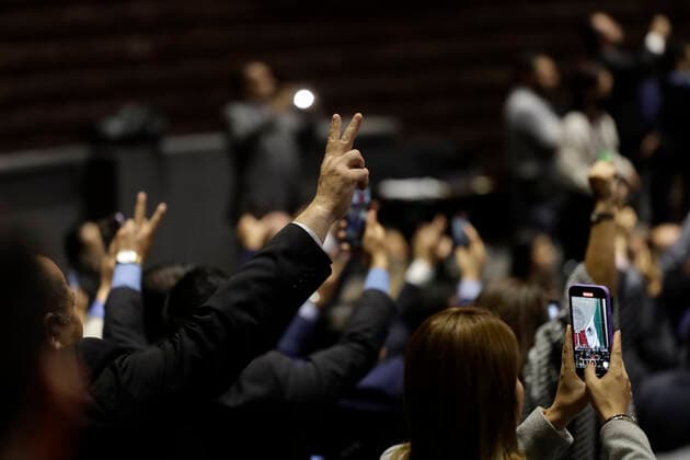 Mexiko, Abstimmung über Wahlrechtsreform December 6, 2022, Mexico City, Mexico: Legislators celebrate by rejecting the electoral political reform promoted by the federal government during the session in the Chamber of Deputies of Mexico in Mexico City. on December 6, 2022 in Mexico City, Mexico. Mexico City Mexico - ZUMAe321 20221207_zia_e321_047 Copyright: xLuisxBarronx