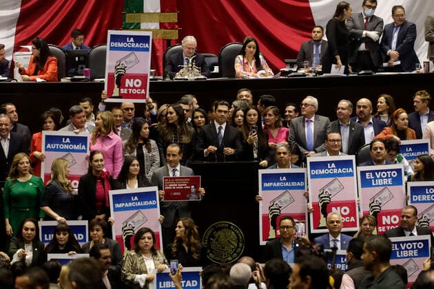 Mexiko, Abstimmung über Wahlrechtsreform December 6, 2022, Mexico City, Mexico: Legislators of the National Action Party led by its coordinator Jorge Romero during the session on the opinion of the electoral political reform in the Chamber of Deputies of Mexico in Mexico City. on December 6, 2022 in Mexico City, Mexico. Mexico City Mexico - ZUMAe321 20221207_zia_e321_050 Copyright: xLuisxBarronx
