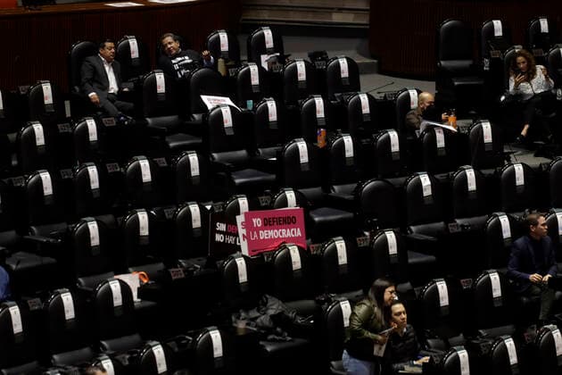 News Bilder des Tages Mexiko, Abstimmung über Wahlrechtsreform December 6, 2022, Mexico City, Mexico: The Chamber of Deputies of Mexico during the session on the opinion of the electoral political reform in the Chamber of Deputies of Mexico in Mexico City. on December 6, 2022 in Mexico City, Mexico. Mexico City Mexico - ZUMAe321 20221207_zia_e321_058 Copyright: xLuisxBarronx