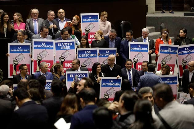 Mexiko, Abstimmung über Wahlrechtsreform December 6, 2022, Mexico City, Mexico: Legislators of the National Action Party during the session on the opinion of the electoral political reform in the Chamber of Deputies of Mexico in Mexico City. on December 6, 2022 in Mexico City, Mexico. Mexico City Mexico - ZUMAe321 20221207_zia_e321_061 Copyright: xLuisxBarronx