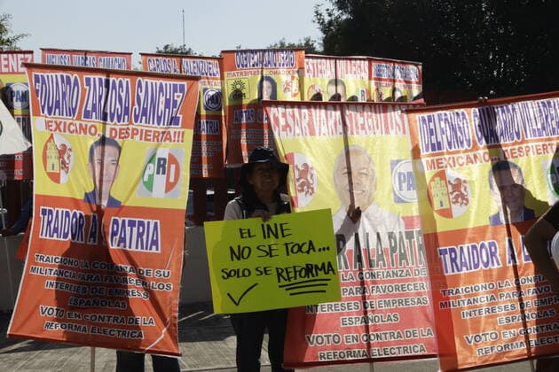 Mexiko, Abstimmung über Wahlrechtsreform December 6, 2022, Mexico City, Mexico: A group of people support the electoral political reform under discussion in the Mexican Chamber of Deputies in Mexico City. on December 6, 2022 in Mexico City, Mexico. Mexico City Mexico - ZUMAe321 20221207_zia_e321_075 Copyright: xLuisxBarronx