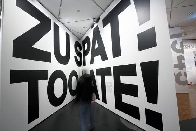 Bilder des Jahres 2022, News 12 Dezember News Bilder des Tages Ausstellungsstueck Zu Spaet! - Too Late! im Pei-Bau des Deutschen Historischen Museum in Berlin am 07.12.2022. Das Deutsche Historische Museum zeigt Geschichte einmal anders als gewohnt: Im Mittelpunkt der neuen Ausstellung Roads not taken. Oder: Es haette auch anders kommen koennen stehen zentrale Schluesseldaten der deutschen Geschichte von 1989 bis 1848, an denen einschneidende historische Zaesuren auch eine andere Wendung haetten nehmen koennen. (Siehe epd-Meldung vom 07.12.2022) EDITORIAL USE ONLY *** Exhibition piece Too Late Too Late in the Pei Building of the German Historical Museum in Berlin on 07 12 2022 The German Historical Museum shows history in a different way than usual The focus of the new exhibition Roads not taken Or I Copyright: epd-bild JuergenxBlume epd-Roads_not_taken1-kopieren