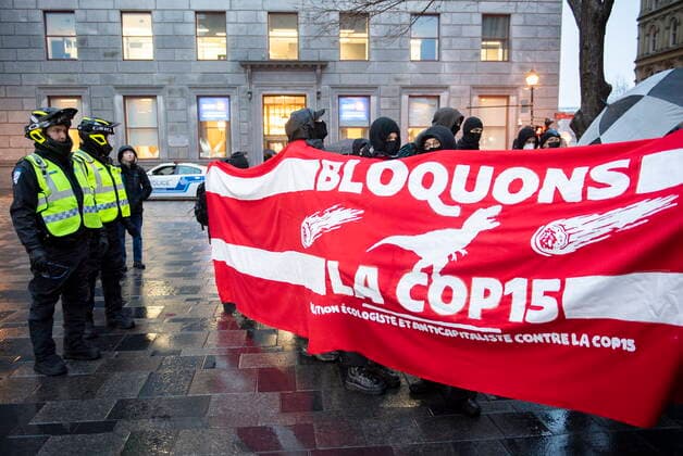 Kanada, COP15 Weltnaturkonferenz in Montreal - Proteste December 7, 2022, Montreal, PQ, Canada: Police officers monitor a protester opposing COP15, the UN Biodiversity Conference, in Montreal, Wednesday, December 7, 2022. Montreal Canada - ZUMAc35_ 20221207_zaf_c35_002 Copyright: xGrahamxHughesx