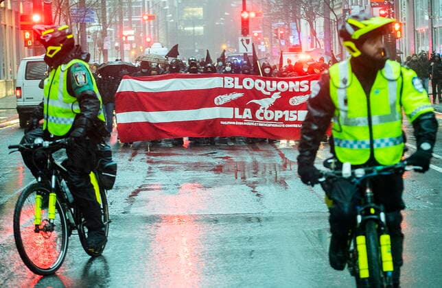 Kanada, COP15 Weltnaturkonferenz in Montreal - Proteste December 7, 2022, Montreal, PQ, Canada: Police monitor a protest opposing COP15, the UN Biodiversity Conference, in Montreal, Wednesday, December 7, 2022. Montreal Canada - ZUMAc35_ 20221207_zaf_c35_006 Copyright: xGrahamxHughesx