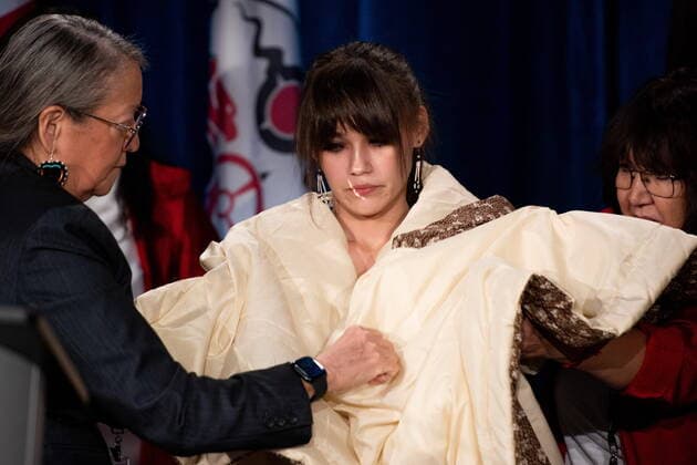 News Bilder des Tages December 7, 2022, Ottawa, ON, Canada: Cambria Harris, daughter of Morgan Harris, is blanked during the Assembly of First Nations (AFN) Special Chiefs Assembly (SCA) in Ottawa, on Wednesday, Dec. 7, 2022. Police have identified Morgan Harris as one of four women killed by an alleged serial killer in Winnipeg, but her body has not yet been found Ottawa Canada  - ZUMAc35_ 20221207_zaf_c35_122 Copyright: xSpencerxColbyx