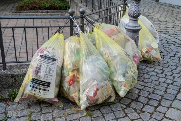 Müllabfuhr, Gelbe Säcke, Ansbach, Bayern, Deutschland *** Garbage collection, yellow bags, Ansbach, Bavaria, Germany