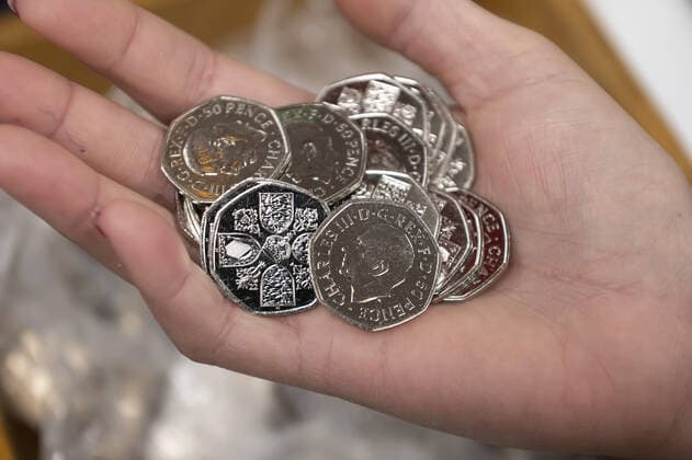 **VIDEO AVAILABLE: CONTACT INFO@COVERMG.COM TO RECEIVE** The first coins bearing the image of King Charles III have started to appear in circulation in Post Offices around the UK on Thursday 8 December 2022. The Royal Mint had previously announced first coin to bear The King?s portrait and mark the historic transition from Queen Elizabeth II to King Charles III in the public?s change is a 50 pence commemorating the life and legacy of Her Late Majesty Queen Elizabeth on the reverse (tails side). A commemorative version of the coin was released in October and saw record visitors to The Royal Mint?s website over the next 24 hours. From Thursday, Post Office branches throughout the country will receive 4.9 million 50 pence coin Copyright: xx 52262691 EDITORIAL USE ONLY. NOT FOR USE BY NEWSPAPERS BASED IN THE UK.