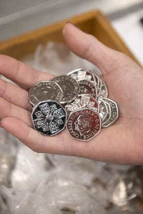 **VIDEO AVAILABLE: CONTACT INFO@COVERMG.COM TO RECEIVE** The first coins bearing the image of King Charles III have started to appear in circulation in Post Offices around the UK on Thursday 8 December 2022. The Royal Mint had previously announced first coin to bear The King?s portrait and mark the historic transition from Queen Elizabeth II to King Charles III in the public?s change is a 50 pence commemorating the life and legacy of Her Late Majesty Queen Elizabeth on the reverse (tails side). A commemorative version of the coin was released in October and saw record visitors to The Royal Mint?s website over the next 24 hours. From Thursday, Post Office branches throughout the country will receive 4.9 million 50 pence coin Copyright: xx 52262692 EDITORIAL USE ONLY. NOT FOR USE BY NEWSPAPERS BASED IN THE UK.