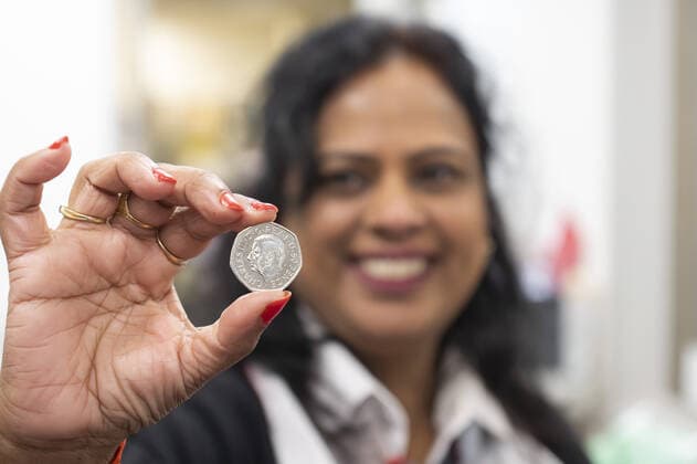 **VIDEO AVAILABLE: CONTACT INFO@COVERMG.COM TO RECEIVE** The first coins bearing the image of King Charles III have started to appear in circulation in Post Offices around the UK on Thursday 8 December 2022. The Royal Mint had previously announced first coin to bear The King?s portrait and mark the historic transition from Queen Elizabeth II to King Charles III in the public?s change is a 50 pence commemorating the life and legacy of Her Late Majesty Queen Elizabeth on the reverse (tails side). A commemorative version of the coin was released in October and saw record visitors to The Royal Mint?s website over the next 24 hours. From Thursday, Post Office branches throughout the country will receive 4.9 million 50 pence coin Copyright: xx 52262697 EDITORIAL USE ONLY. NOT FOR USE BY NEWSPAPERS BASED IN THE UK.