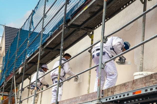 Maler beim Verputzen der Außenfassade eines Wohnhauses in der Schulstraße in Mutterstadt *** Painter plastering the exterior facade of a residential building on Schulstraße in Mutterstadt, Germany Copyright: xx