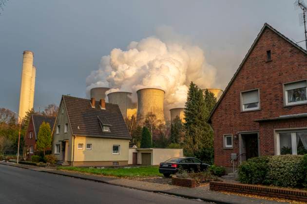 Dorf Auenheim beim Braunkohle Kraftwerk, RWE Power AG Kraftwerk Niederaußem, bei Bergheim, NRW, NRW, Deutschland, Braunkohlekraftwerk Niederaußem *** Village Auenheim near lignite-fired power plant, RWE Power AG power plant Niederaussem, near Bergheim, NRW, NRW, Germany, lignite-fired power plant Niederaussem