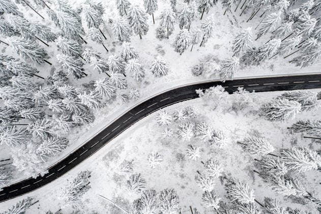 Bilder des Jahres 2022, News 12 Dezember News Bilder des Tages Schnee im Taunus Tief winterlich ist die Landschaft am Großen Feldberg im Taunus. Bei Schneeschauern sind heute mehrere Zentimeter Neuschnee gefallen., Schmitten Hessen Deutschland *** Snow in the Taunus Deep wintry is the landscape at the Great Feldberg in the Taunus With snow showers have fallen today several centimeters of fresh snow , Schmitten Hesse Germany