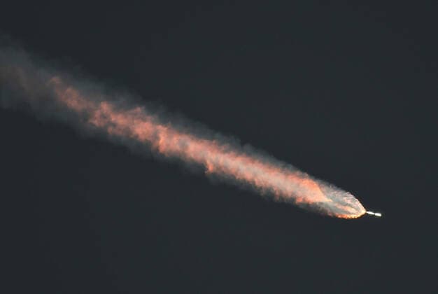 Bilder des Jahres 2022, News 12 Dezember News Bilder des Tages USA, Start einer SpaceX-Falcon-9-Rakete in Cape Canaveral December 8, 2022, Cape Canaveral, United States: A SpaceX Falcon 9 rocket launches from pad 39A at the Kennedy Space Center as seen from Jetty Park in Cape Canaveral. The rocket will place 40 broadband internet communications satellites into orbit for OneWeb. Cape Canaveral United States - ZUMAs197 20221208_zaa_s197_145 Copyright: xPaulxHennessyx