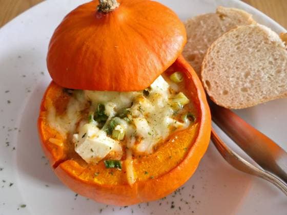 IMAGO Creative: Herbst, Kulinarische Klassiker Gefüllter Kürbis, Kürbissuppe mit Schafskäse und Lauchringen, gefüllt in einen ausgehöhlten Hokkaidokürbis, überbacken mit Käse, dazu zwei Scheiben Baguette *** filled Pumpkin, Pumpkin soup with Sheep s cheese and leek rings, filled in a - out hokkaido pumpkin, überbacken with Cheese, to this Two Discs Baguette 1088814363