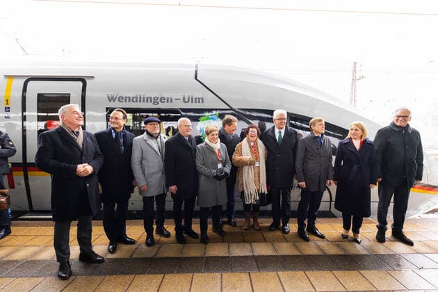 Bilder des Jahres 2022, News 12 Dezember News Bilder des Tages Neubaustrecke Wendlingen - Ulm offiziell eröffnet. Sonderzüge brachten Bahnchef Richard Lutz, Ministerpräsident Winfried Kretschmann und weitere Ehrengäste zum Hauptbahnhof Ulm zur offiziellen Eröffnungsfeier. Zehn Jahre wurde am 60 Kilometer langen Streckenabschnitt gebaut, vier Milliarden Euro investiert. Die volle Wirkung entfalten wird die Strecke aber erst mit der Eröffnung des neuen Bahnknotens Stuttgart im Jahre 2025. 09.12.2022: Deutschland, Baden-Württemberg, Ulm. *** New Wendlingen Ulm line officially opened Special trains brought Deutsche Bahn CEO Richard Lutz, Minister President Winfried Kretschmann and other guests of honor to Ulm Central Station for the official opening ceremony Ten years were spent building the 60
