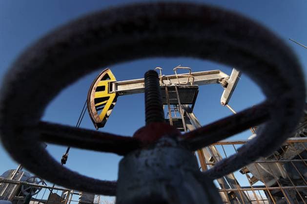 RUSSIA, REPUBLIC OF TATARSTAN - DECEMBER 8, 2022: A pumpjack operates at the Yamashinskoye oil field of Yamashneft oil and gas company, part of Tatneft, near the village of Yamashinskoye, Almetyevsk District. The European Union banned Russian seaborne crude oil imports from December 5. The EU, the G7 countries and Australia have agreed a price cap of $60 a barrel for Russian seaborne crude oil. Yegor Aleyev TASS  56335943