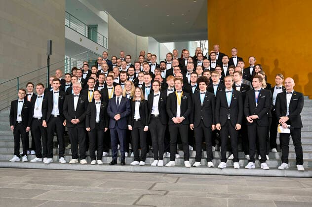 Bilder des Jahres 2022, News 12 Dezember News Themen der Woche KW49 Olaf Scholz beim Empfang der der Deutschen Berufe-Nationalmannschaft im Bundeskanzleramt. Deutschland erzielte beim WorldSkills-Wettbewerb, der erstmals dezentral in 15 Nationen auf der ganzen Welt ausgetragen wurde, das beste Ergebnis seit mehr als 17 Jahren. Berlin, 08.12.2022 *** Olaf Scholz at the reception for the German National Skills Team at the Federal Chancellery Germany achieved its best result in more than 17 years at the WorldSkills Competition, which for the first time was held decentrally in 15 nations around the world Berlin, 08 12 2022 Foto:xD.xAnoraganingrumx xFuturexImage