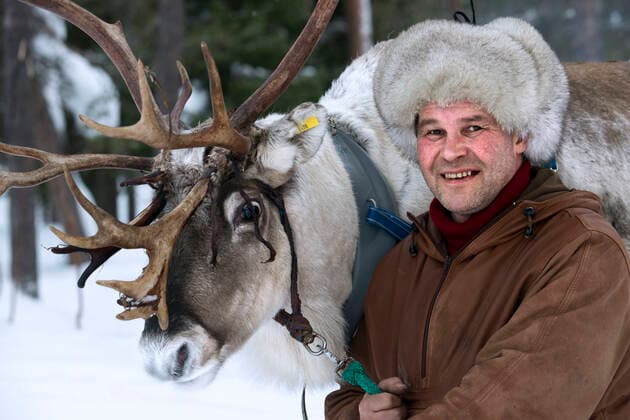 Portrait of a shepherd with his reindeer. Warmer temperatures mean the Sami are unable to find food for their reindeer. In the last month of January, temperatures were up to 10 degrees above what is normal in the north of the country. To find enough food, you have to explore new places - often unknown - to drive the herd from summer pastures to winter patches. In their wake they encounter new challenges: roads, wind farms and other hydroelectric projects. The Sami domesticate reindeer in the north for their meat, skin and antlers, but there are also some that live in the wild. The disappearance of the reindeer endangers their modus vivendi. The Sami have been herding reindeer in Lapland for hundreds of years, but the traditions of their Copyright: xSergixReboredox SRE-DI2660