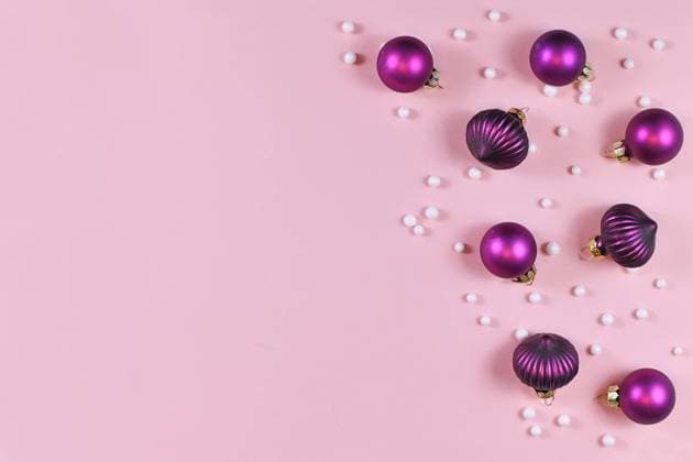  Saisonale lila Weihnachtsbaumkugel Ornamente und weiße Schneebälle auf der Seite der hellrosa Hintergrund mit leeren Kopie Raum *** seasonal purple Christmas tree ball Ornaments and Whites Snowballs at the Page the Light Pink Background with Empty Copy Room Copyright: imageBROKER/Firn ibxmob08867206.jpg
