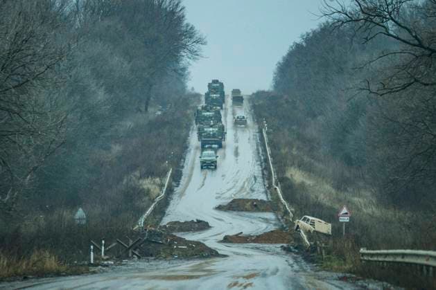 Daily life In Donbass Ukrainian armoured vehicles march to Bakhmut, Donbass, through a destroyed checkpoint near the city. Bakhmut Ukraine  Copyright: xCelestinoxArcex originalFilename: arce-dailylif221209_npovD.jpg
