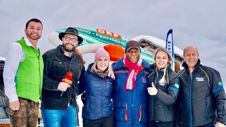 Bilder des Jahres 2022, Entertainment 12 Dezember Entertainment Themen der Woche KW49 Entertainment Bilder des Tages 09.12.2022; Haus im Ennstal, Hauser Kaibling, Schladming, Steiermark, Österreich, Europa Entertainer Legende Roberto Blanco zum Winter Ski Saison Start auf dem Hauser Kaibling mit Ehefrau Luzandra Blanco. Gut gelaunt präsentiert sich der Schlagerstar im Schnee. Wörtlich im Interview mit dem ORF: Als Kubaner bin ich im Schnee halt gut zu finden - spielt Blanco auf seine dunkle Hautfarbe an. Ein bisschen Spaß muss halt sein. Auf dem Foto: Hauser Kaibling Geschäftsführer Klaus Hofstätter *** 09 12 2022 Haus im Ennstal, Hauser Kaibling, Schladming, Styria, Austria, Europe Entertainer legend Roberto Blanco to the winter ski season start on the Hauser Kaibling with wife Luzandra Blanco Good-humored presents the hit star in the snow Literal