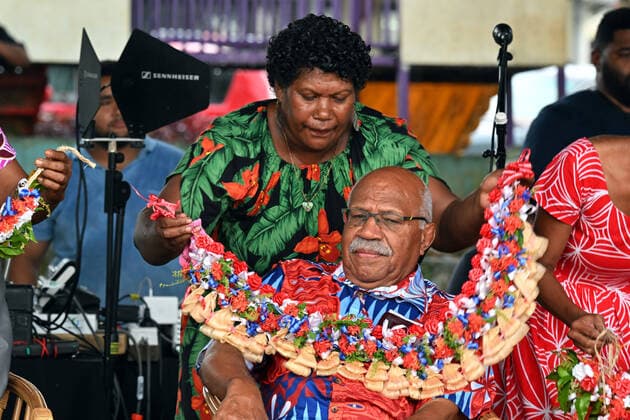 Bilder des Jahres 2022, News 12 Dezember News Bilder des Tages FIJI ELECTION 2022, People s Alliance Party leader Sitiveni Rabuka has flowers put around his neck at a campaign rally during the Fijian election campaign in Suva, Fiji, Saturday, December 10, 2022. General elections will be held in Fiji on 14 December 2022. ( NO ARCHIVING, EDITORIAL USE ONLY, NO USE IN BOOKS WITHOUT CONSENT SUVA FIJI  Copyright: xMICKxTSIKASx 20221210001740976894