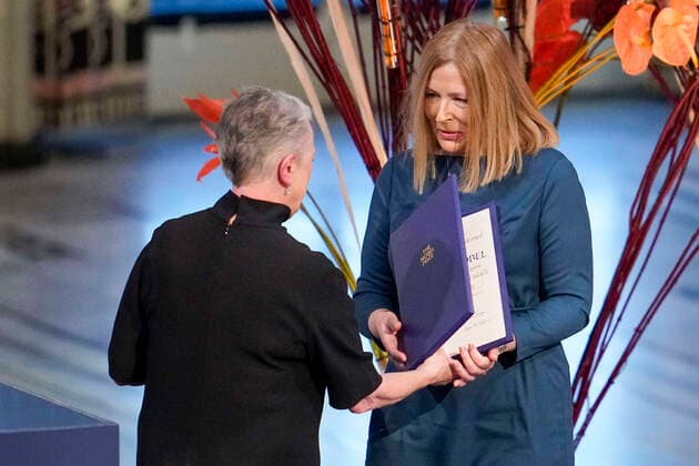 Oslo 20221210 Leader Berit Reiss Andersen of the Nobel Committee awards Natallia Pintsjuk, who represents her husband, the activist Ales Byalyatski from Belarus, the Nobel Peace Prize for 2022 in an Oslo townhouse on Saturday. Russia and Ukraine Oslo Norway xx,  Copyright: xRodrigoxFreitasx 0yzt1turUF8