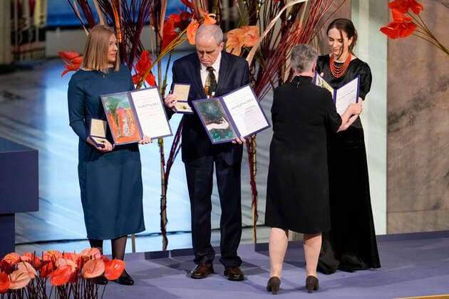 Oslo 20221210 Chair Berit Reiss Andersen of the Nobel Committee awards fv Natallia Pintsyuk, who represents her husband, activist Ales Byalyatski from Belarus Jan Ratchinskij, who represents the Russian organization Memoria  Copyright: xRodrigoxFreitasx 72PQgd3Fqms