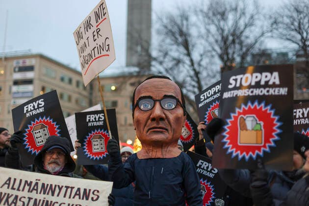 Bilder des Jahres 2022, News 12 Dezember News Bilder des Tages STOCKHOLM 20221210 Folkrörelsen Skiftet arrangerade under lördagen protester mot högre levnadskostnader pa fler platser i landet. I Stockholm gick demonstranter i fackeltag fran Medborgarplatsen mot Norrmalmstorg. Stockholm Sverige x11950x *** STOCKHOLM 20221210 The Peoples Movement Skift organized protests against higher living costs in several places in the country on Saturday. In Stockholm, demonstrators carried torches from Medborgarplatsen towards Norrmalmstorg Stockholm Sweden x11950x,  Copyright: xAlixLorestani TTx PROTEST MOT HÖGRE LEVNADSKOSTNADER