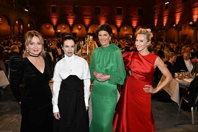 STOCKHOLM 20221210 SVTs presenter Pernilla Mansson Colt, Jessika Gedin, Cecilia Gralde, Victoria Dyring, during the Nobel banquet in the City Hall in Stockholm on Saturday STOCKHOLM Sweden x10050x,  Copyright: xPontusxLundahl TTx NOBEL 2022 BANKETTEN