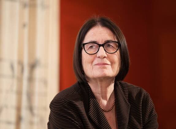 Irina Scherbakowa HONORARFREI für Produkte von Saechsische.de und Saechsischer Zeitung. Lesung und Gespräch mit Friedensnobelpreisträgerin Irina Scherbakowa in SLUB in Dresden. In Â»Die Hände meines VatersÂ« erzählt die in Moskau geborene Autorin die Geschichte ihrer jüdisch-russischen Familie vor dem Panorama der Oktoberrevolution, der Weltkriege sowie des gesamten 20. Jahrhunderts. Dabei zeichnet sie nicht nur das Porträt einer Familie, der es stets mit viel Glück gelang, düstere Zeiten zu überstehen, sondern auch und vor allem die Geschichte eines bewegten Jahrhunderts, die uns noch heute beschäftigt. Irina Scherbakowa gehört zu den Gründer:innen der Menschenrechtsorganisation Memorial, die Stalin-Opfer und deren A