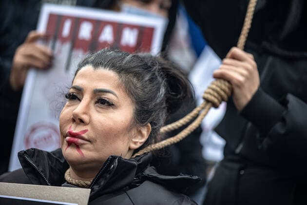 News Bilder des Tages December 10, 2022, Istanbul, Turkey: A demonstrator standing behind a protester with a rope around his neck performed an execution scene during the demonstration. Mahsa Amini s death has sparked weeks of violent protests across Iran and other countries. Mahsa fell into a coma and died after being arrested in Tehran by the morality police for allegedly violating the country s hijab rules. In the trials regarding the protests, 11 people have been sentenced to death so far. Istanbul Turkey - ZUMAs197 20221210_zaa_s197_156 Copyright: xOnurxDogmanx