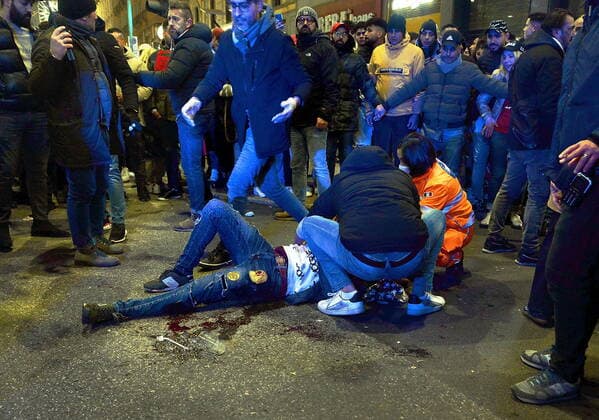 Bilder des Jahres 2022, News 12 Dezember News Themen der Woche KW49 News Bilder des Tages Milan - Stabbing occurred near Corso Buenos Aires during the celebrations of Morocco fans for their victory in the World Cup (in the photo, a man on the ground bleeding after the stabbing) Editorial Usage Only  Copyright: xmaurizioxmaulex xIPAx Agenzia_Fotogramma_FGR3700799