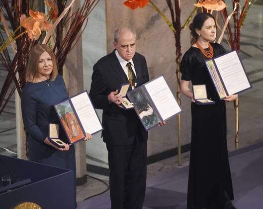 News Bilder des Tages Nobel Peace Prize award ceremony (from L) Natallia Pintsyuk, wife of the jailed Belarusian activist Ales Bialiatski, Jan Rachynskij, head of Russia s Memorial human rights group, and Olexandra Matviychuk, head of Ukraine s Center for Civil Liberties, pose after receiving the Nobel Peace Prize at an award ceremony in Oslo on Dec. 10, 2022.  A14AA0001374273P