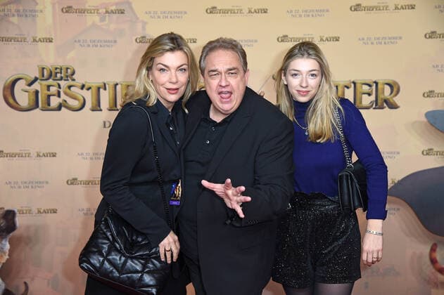 Bilder des Jahres 2022, Entertainment 12 Dezember Entertainment Bilder des Tages Oliver Kalkofe mit Ehefrau Connie Kalkofe und Tochter Celina Kalkofe auf dem Roten Teppich bei der Filmpremiere von DER GESTIEFELTE KATER - DER LETZTE WUNSCH im Kino in der Kulturbrauerei in Berlin am 11.12.2022 *** Oliver Kalkofe with wife Connie Kalkofe and daughter Celina Kalkofe on the red carpet at the film premiere of DER GESTIEFELTE KATER DER LETZTE WUNSCH at the cinema in the Kulturbrauerei in Berlin on 11 12 2022