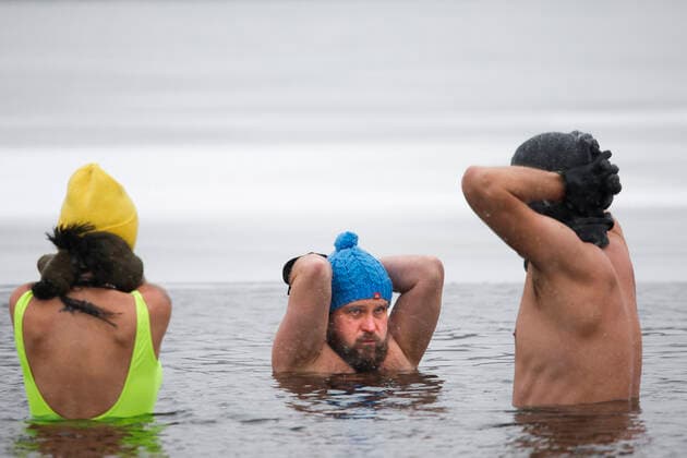 Bilder des Jahres 2022, News 12 Dezember News Bilder des Tages Three Day Snowstorm In Poland Forecast Walruses or Morsy as they are called in Polish are seen swimming in a lake in Warsaw, Poland on 11 December, 2022. A snow storm lasting at least three days is expected across the country with some spots expecting between 20 and 30 centimeters of snow leading to traffic paralysis. The snow storm starting on Sunday is expected to last until Tuesday. Warsaw Masovian Voivodeship Poland  Copyright: xSTRx originalFilename: arriens-threeday221211_npkxJ.jpg