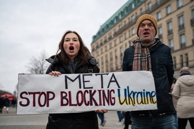 Bilder des Jahres 2022, News 12 Dezember News Themen der Woche KW49 News Bilder des Tages 11.12.2022, Berlin, Deutschland, Europa - Eine friedliche Protestkundgebung mit circa 50 teilnehmenden Ukrainern und Aktivisten auf dem Pariser Platz gegenueber der amerikanischen Botschaft vor dem Brandenburger Tor unter dem Motto Meta - Stop Blocking Ukraine gegen die Sperrung und Blockade ukrainischer Konten auf Platformen sozialer Medien des Meta-Konzerns, wie Facebook und Instagram. *** 11 12 2022, Berlin, Germany, Europe A peaceful protest rally with about 50 participating Ukrainians and activists on Pariser Platz across from the U.S. Embassy in front of the Brandenburg Gate under the slogan Meta Stop Blocking Ukraine against the blocking and blocking of Ukrainian accounts on Meta Group social media platforms, such as Facebook and I