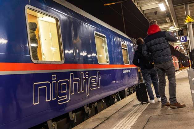 Neue Nachtzugverbindung ab Stuttgart. Nachtzüge sind im Trend. Seit dem Fahrplanwechsel fährt jeden Abend der Nightjet (NJ) 237 vom Hauptbahnhof in Stuttgart nach Venedig. Auch andere Reiseziele stehen auf dem Plan. 12.12.2022: Deutschland, Baden-Württemberg, Stuttgart. *** New night train connection from Stuttgart Night trains are in vogue Since the timetable change, the Nightjet NJ 237 runs every evening from the main station in Stuttgart to Venice Other destinations are also on the schedule 12 12 2022 Germany, Baden Württemberg, Stuttgart