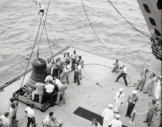 RECORD DATE NOT STATED Gordon Cooper and capsule on deck, Pacific Ocean, 1963. Creator: NASA. Copyright:x3000x2342x IMAGO ,2860641 ! ACHTUNG: AUFNAHMEDATUM GESCHÄTZT!  Copyright:3000x2342x IMAGO