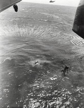 RECORD DATE NOT STATED Navy frogmen swim to spacecraft to begin retrieval, Pacific Ocean, 1963. Creator: NASA. Copyright:xHeritagexSpace HeritagexImagesx IMAGO ,2860753 ! ACHTUNG: AUFNAHMEDATUM GESCHÄTZT!  Copyright:HeritagexSpace HeritagexImagesx IMAGO