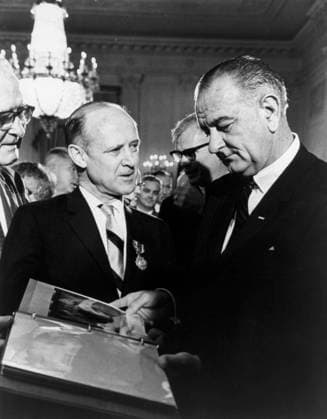 RECORD DATE NOT STATED Mariner photos presented to President Johnson, 1965. Creator: NASA. Copyright:xHeritagexSpace HeritagexImagesx IMAGO ,2860804 ! ACHTUNG: AUFNAHMEDATUM GESCHÄTZT!  Copyright:HeritagexSpace HeritagexImagesx IMAGO