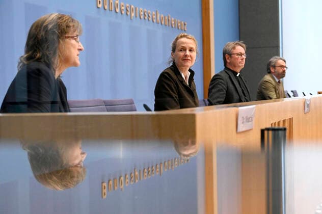 News Themen der Woche KW50 News Bilder des Tages Simone Wisotzki, Anne Gidion und Karl Jüsten bei der Bundespressekonferenz zum Rüstungsexportbericht 2022 der Gemeinsamen Konferenz Kirche und Entwicklung (GKKE) im Haus der Bundespressekonferenz. Berlin, 13.12.2022 *** Simone Wisotzki, Anne Gidion and Karl Jüsten at the Federal Press Conference on the Arms Export Report 2022 of the Joint Conference Church and Development GKKE at the Haus der Bundespressekonferenz Berlin, 13 12 2022 Foto:xF.xKernx xFuturexImage