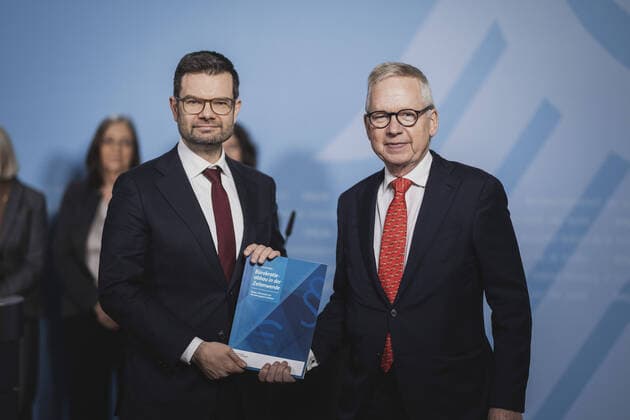 News Themen der Woche KW50 News Bilder des Tages (L-R) Marco Buschmann (FDP), Bundesminister der Justiz, und Lutz Goebel, Vorsitzender des Nationalen Normenkontrollrates (NKR), aufgenommen im Rahmen der Uebergabe des Jahresberichtes des Nationalen Normenkontrollrates in Berlin, 13.12.2022. Berlin Germany *** L R Marco Buschmann FDP , Federal Minister of Justice, and Lutz Goebel, Chairman of the National Standards Control Council NKR , recorded during the presentation of the annual report of the National Standards Control Council in Berlin, 13 12 2022 Berlin Germany Copyright: xFlorianxGaertnerx
