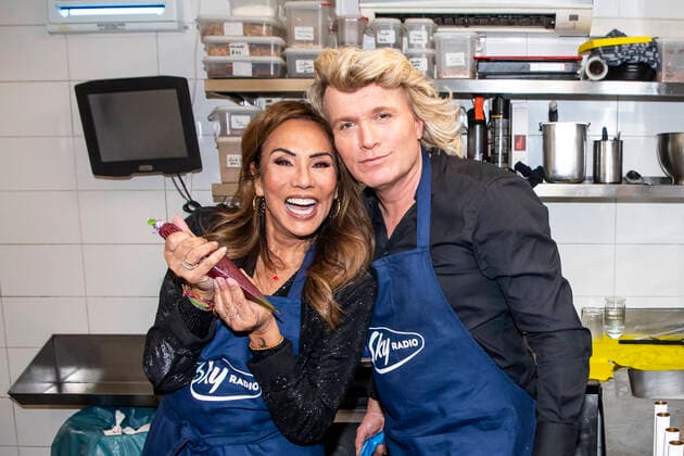 Bilder des Jahres 2022, Entertainment 12 Dezember Entertainment Themen der Woche KW50 Entertainment Bilder des Tages Sky Radio Christmas Charity Diner in Ron Gastrobar AMSTERDAM, 12-12-2022, Ron Gastrobar ~~Sky Radio s Christmas Charity Diner: een feestelijk diner waar verschillende goede doelen de gelegenheid krijgen om mensen die voor hen belangrijk zijn eens goed in het zonnetje te zetten! FOTO: Brunopress Patrick van Emst~~Op de foto: Patty Brard en Hans Klok Sky Radio Christmas Charity Diner in Ron Gastrobar Amsterdam Netherlands BP_39942043 *** Sky Radio Christmas Charity Dinner at Ron Gastrobar AMSTERDAM, 12 12 2022, Ron Gastrobar Sky Radio s Christmas Charity Dinner a festive dinner where various charities are given the opportunity to put people who are important to them in the spotlight PHOTO Brunopress Patrick van Emst Pictured are Patty Brard  Copyright: xBrunopress PatrickxvanxEmstx Brunopress PatrickxvanxEmstx