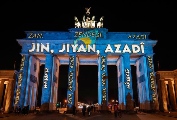 Bilder des Jahres 2022, News 12 Dezember News Themen der Woche KW50 News Bilder des Tages Frau - Leben - Freiheit Berlin, 13.12.2022 - Veranstaltet von der Menschenrechtsorganisation HÁWAR.help und aus Solidaritaet mit den Protesten im Iran wird das Brandenburger Tor mit dem Schriftzuegen Jin – Jiyan – Azadi (kurdisch), und Zan – Zendegi – Azadi (Persisch) sowie auf Deutsch «Frau – Leben – Freiheit angestrahlt. Berlin Berlin Deutschland *** Woman Life Freedom Berlin, 13 12 2022 Organized by the human rights organization HÁWAR help and in solidarity with the protests in Iran, the Brandenburg Gate is illuminated with the lettering Jin - Jiyan - Azadi Kurdish , and Zan - Zendegi - Azadi Persian and in German Woman - Life - Freedom Berlin Berlin Germany
